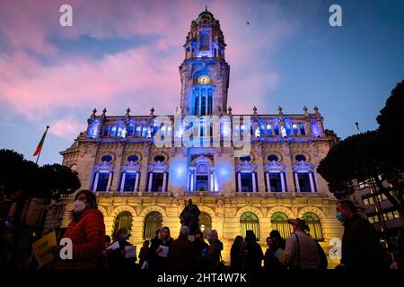 Porto, Portugal. 25.. Februar 2022. Die Demonstranten sahen während der Demonstration Plakate halten, auf denen ihre Meinung zum Ausdruck kam. Friedlicher Protest auf dem Aliados-Platz in Porto zur Unterstützung der Ukrainer am Nachmittag. (Foto von Teresa Nunes/SOPA Images/Sipa USA) Quelle: SIPA USA/Alamy Live News Stockfoto