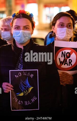Porto, Portugal. 25.. Februar 2022. Die Demonstranten sahen während der Demonstration Plakate halten, auf denen ihre Meinung zum Ausdruck kam. Friedlicher Protest auf dem Aliados-Platz in Porto zur Unterstützung der Ukrainer am Nachmittag. (Foto von Teresa Nunes/SOPA Images/Sipa USA) Quelle: SIPA USA/Alamy Live News Stockfoto