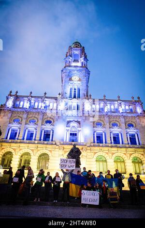 Porto, Portugal. 25.. Februar 2022. Die Demonstranten sahen während der Demonstration Plakate halten, auf denen ihre Meinung zum Ausdruck kam. Friedlicher Protest auf dem Aliados-Platz in Porto zur Unterstützung der Ukrainer am Nachmittag. (Foto von Teresa Nunes/SOPA Images/Sipa USA) Quelle: SIPA USA/Alamy Live News Stockfoto