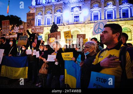 Porto, Portugal. 25.. Februar 2022. Die Demonstranten sahen während der Demonstration Plakate halten, auf denen ihre Meinung zum Ausdruck kam. Friedlicher Protest auf dem Aliados-Platz in Porto zur Unterstützung der Ukrainer am Nachmittag. (Foto von Teresa Nunes/SOPA Images/Sipa USA) Quelle: SIPA USA/Alamy Live News Stockfoto