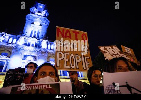 Porto, Portugal. 25.. Februar 2022. Die Demonstranten sahen während der Demonstration Plakate halten, auf denen ihre Meinung zum Ausdruck kam. Friedlicher Protest auf dem Aliados-Platz in Porto zur Unterstützung der Ukrainer am Nachmittag. (Foto von Teresa Nunes/SOPA Images/Sipa USA) Quelle: SIPA USA/Alamy Live News Stockfoto