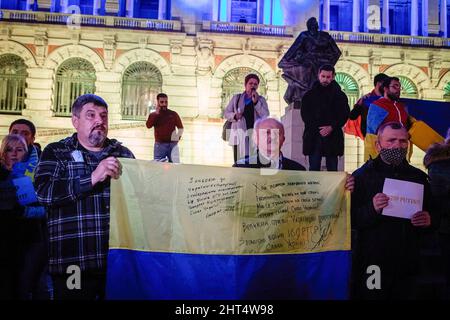 Porto, Portugal. 25.. Februar 2022. Die Demonstranten sahen, wie sie während der Demonstration ukrainische Flagge hielten und ihre Meinung äußerten. Friedlicher Protest auf dem Aliados-Platz in Porto zur Unterstützung der Ukrainer am Nachmittag. (Foto von Teresa Nunes/SOPA Images/Sipa USA) Quelle: SIPA USA/Alamy Live News Stockfoto
