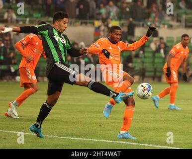 Austin, Texas, USA. 26. Februar 2022: Cecilio Dominguez (10), Mittelfeldspieler des FC Austin, arbeitet während eines Fußballspiels der Major League am 26. Februar 2022 in Austin, Texas, gegen den FC Cincinnati-Verteidiger Raymon Gaddis (28). (Bild: © Scott Coleman/ZUMA Press Wire) Bild: ZUMA Press, Inc./Alamy Live News Stockfoto