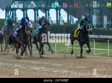 Hot Springs, Arkansas, USA. 26.. Februar 2022. 26. Februar 2022: UN Ojo (4) unter Jockey Ramon Vazquez gewinnt am 26. Februar 2022 den Rebel Stakes (Grad 2) im Oaklawn Racing Casino Resort in Hot Springs, Arkansas. Tommy Land/Eclipse Sportswire/CSM. Kredit: csm/Alamy Live Nachrichten Stockfoto