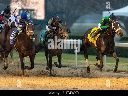 Hot Springs, Arkansas, USA. 26.. Februar 2022. 26. Februar 2022: UN Ojo (4) unter Jockey Ramon Vazquez hält Barber Road (9) und Ethereal Road (10) ab, um am 26. Februar 2022 im Oaklawn Racing Casino Resort in Hot Springs, Arkansas, die Rebel Stakes (Klasse 2) zu gewinnen. Tommy Land/Eclipse Sportswire/CSM. Kredit: csm/Alamy Live Nachrichten Stockfoto