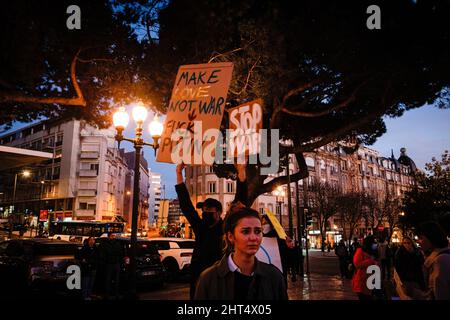 Porto, Portugal. 25.. Februar 2022. Ein Protestler sah, wie er während der Demonstration Plakate hielt, auf denen seine Meinung zum Ausdruck gebracht wurde. Friedlicher Protest auf dem Aliados-Platz in Porto zur Unterstützung der Ukrainer am Nachmittag. Kredit: SOPA Images Limited/Alamy Live Nachrichten Stockfoto