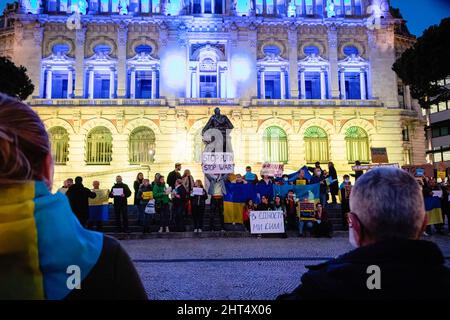 Porto, Portugal. 25.. Februar 2022. Die Demonstranten sahen während der Demonstration Plakate halten, auf denen ihre Meinung zum Ausdruck kam. Friedlicher Protest auf dem Aliados-Platz in Porto zur Unterstützung der Ukrainer am Nachmittag. Kredit: SOPA Images Limited/Alamy Live Nachrichten Stockfoto