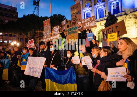 Porto, Portugal. 25.. Februar 2022. Die Demonstranten sahen während der Demonstration Plakate halten, auf denen ihre Meinung zum Ausdruck kam. Friedlicher Protest auf dem Aliados-Platz in Porto zur Unterstützung der Ukrainer am Nachmittag. Kredit: SOPA Images Limited/Alamy Live Nachrichten Stockfoto