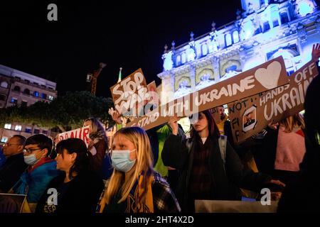 Porto, Portugal. 25.. Februar 2022. Ein Protestler sah, wie er während der Demonstration Plakate hielt, auf denen seine Meinung zum Ausdruck gebracht wurde. Friedlicher Protest auf dem Aliados-Platz in Porto zur Unterstützung der Ukrainer am Nachmittag. Kredit: SOPA Images Limited/Alamy Live Nachrichten Stockfoto