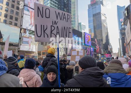 NEW YORK, NY – 26. Februar 2022: Demonstranten am Times Square protestieren gegen die russische Invasion in der Ukraine. Stockfoto