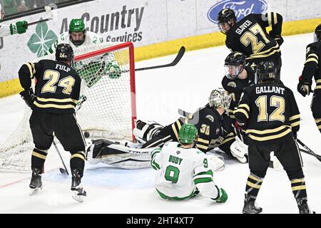 Ein Puck durchläuft die Falte, ohne während eines NCAA-Männer-Hockeyspiels zwischen der Western Michigan University Broncos und der University of North Dakota Fighting Hawks in der Ralph Engelstad Arena in Grand Forks, ND, am Samstag, den 26. Februar 2022, einzudringen. Von Russell Hons/CSM Stockfoto