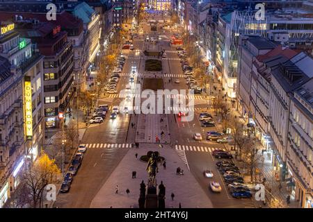 PRAG, TSCHECHIEN, 26 2022. JANUAR, Abendansicht des Wenzelsplatzes im Zentrum von Prag. Stockfoto