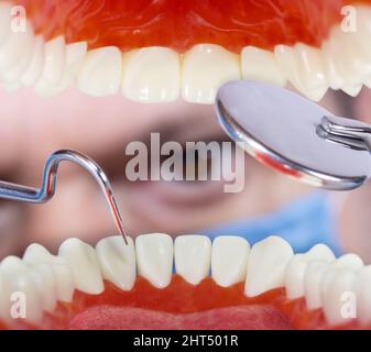 Ein Zahnarzt untersucht die Zähne, Blick aus dem Mund des Patienten, Nahaufnahme. Stockfoto