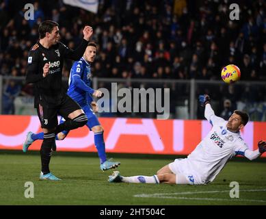 Empoli, Italien. 26.. Februar 2022. Dusan Vlahovic (L) von Juventus erzielt am 26. Februar 2022 bei einem Fußballspiel der Serie A zwischen Juventus und Empoli in Empoli, Italien, sein zweites Tor. Quelle: Federico Tardito/Xinhua/Alamy Live News Stockfoto