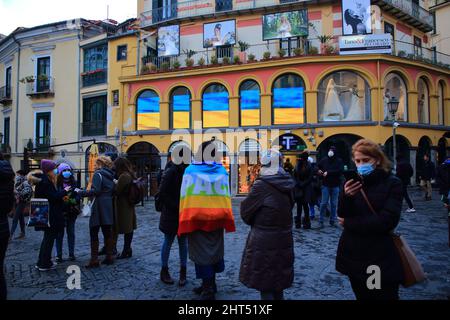 Salerno, Italien. 26.. Februar 2022. Salerno, Italien : 26. Februar 2022 : Italienische Staatsbürger und ukrainische Staatsbürger mit Wohnsitz in Salerno sind auf dem Platz versammelt, um mit Plakaten und Flaggen gegen den Angriff Russlands auf die Ukraine am 24. Februar zu protestieren. (Foto: Pasquale Senatore/Pacific Press) (Foto: Lev Radin/Pacific Press) Quelle: Pacific Press Media Production Corp./Alamy Live News Stockfoto