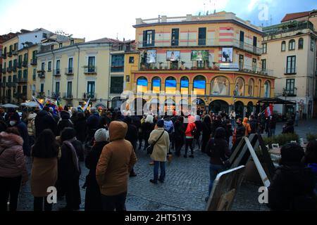 Salerno, Italien. 26.. Februar 2022. Salerno, Italien : 26. Februar 2022 : Italienische Staatsbürger und ukrainische Staatsbürger mit Wohnsitz in Salerno sind auf dem Platz versammelt, um mit Plakaten und Flaggen gegen den Angriff Russlands auf die Ukraine am 24. Februar zu protestieren. (Foto: Pasquale Senatore/Pacific Press) (Foto: Lev Radin/Pacific Press) Quelle: Pacific Press Media Production Corp./Alamy Live News Stockfoto