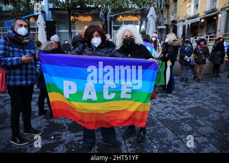 Salerno, Italien. 26.. Februar 2022. Salerno, Italien : 26. Februar 2022 : Frauen zeigen die Friedensflagge während der Kundgebung.Italienische Staatsbürger und ukrainische Staatsbürger mit Wohnsitz in Salerno sind auf dem Platz versammelt, um mit Plakaten und Fahnen gegen den Angriff Russlands auf die Ukraine am 24. Februar zu protestieren. (Foto: Pasquale Senatore/Pacific Press) (Foto: Lev Radin/Pacific Press) Quelle: Pacific Press Media Production Corp./Alamy Live News Stockfoto