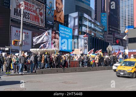 New York, Usa. 26.. Februar 2022. Demonstranten versammeln sich auf dem Times Square in New York zu einer "Stand with Ukraine"-Kundgebung.Ukrainer, Ukrainer, Ukrainer und Verbündete versammelten sich, um die Ukraine zu unterstützen und gegen die russische Invasion zu protestieren. Kredit: SOPA Images Limited/Alamy Live Nachrichten Stockfoto