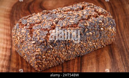 Brot auf einem hölzernen Schneidebrett Stockfoto