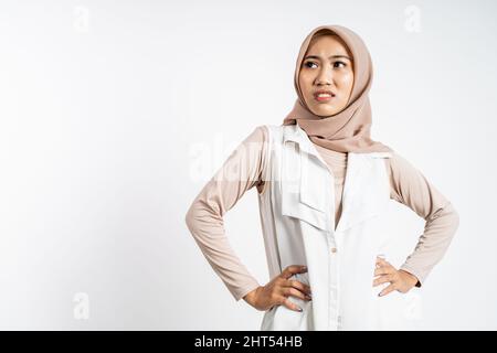 muslimische Frau, die sich unsicher über ihre Lebenswahl fühlt Stockfoto