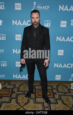 Los Angeles, USA. 26.. Februar 2022. Dustin Harnish kommt zur NAACP Image Awards Viewing Party 53., die am Samstag, dem 26. Februar 2022, im Hollywood Roosevelt in Los Angeles, CA, abgehalten wird. (Foto: Sthanlee B. Mirador/Sipa USA) Quelle: SIPA USA/Alamy Live News Stockfoto