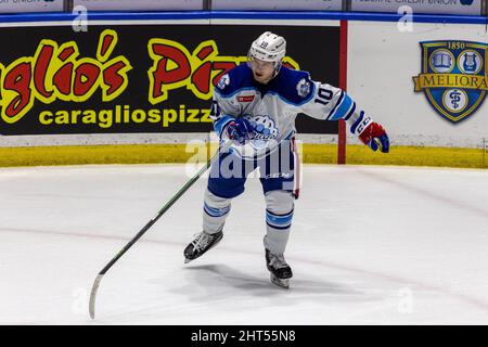 26. Februar 2022: Rochester Americans forward Brandon Biro (10) skates to the Bank, nachdem er in der zweiten Periode einen Hit von einem Toronto Marlies Spieler gemacht hatte. Die Rochester Americans veranstalteten die Toronto Marlies bei Defend the Ice Night in einem Spiel der American Hockey League in der Blue Cross Arena in Rochester, New York. (Jonathan Tenca/CSM) Stockfoto