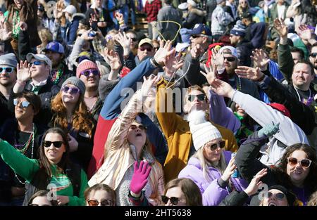 St. Louis, Usa. 26.. Februar 2022. Die Besucher der Parade greifen während der Mardi Gras Parade in St. Louis am Samstag, den 26. Februar 2022, nach Perlen, die von einem Festwagen geworfen wurden. Foto von Bill Greenblatt/UPI Credit: UPI/Alamy Live News Stockfoto