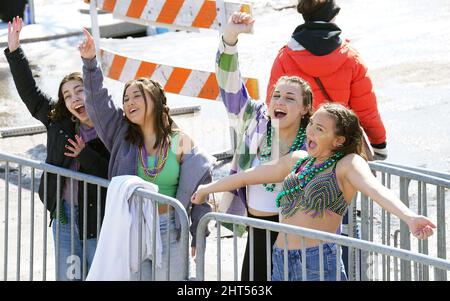 St. Louis, Usa. 26.. Februar 2022. Die Besucher der Parade flehen während der Mardi Gras Parade in St. Louis am Samstag, den 26. Februar 2022, um Perlen. Foto von Bill Greenblatt/UPI Credit: UPI/Alamy Live News Stockfoto