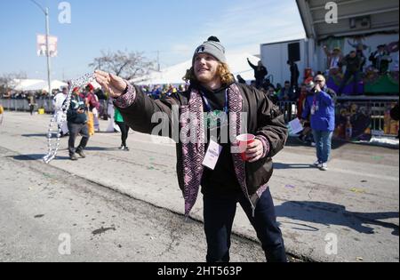 St. Louis, Usa. 26.. Februar 2022. St. Louis Cardinals-Mittelfeldspieler Harrison Bader wirft während der Mardi Gras Parade in St. Louis am Samstag, den 26. Februar 2022, Perlen an die Besucher der Parade. Foto von Bill Greenblatt/UPI Credit: UPI/Alamy Live News Stockfoto