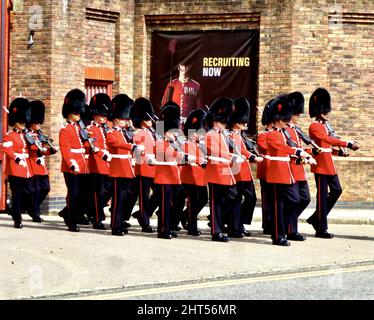 Queen's Guard marschiert zum Windsor Castle in England, Vereinigtes Königreich Stockfoto