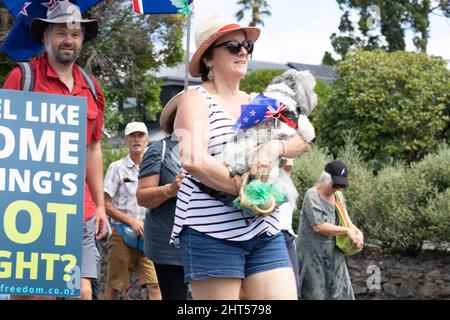 Tauranga Neuseeland - Februar 26 2022; Einheimische mit einer Frau, die einen kleinen Hund trägt, die an einer covid pandemischen Anti-Mandat-Kampagne teilnimmt, schützen den märz. Stockfoto