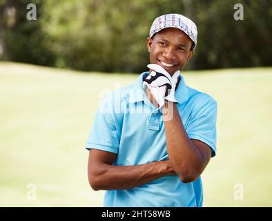 Zufrieden mit seinem Spiel. Aufnahme eines positiv aussehenden afroamerikanischen Golfprofis. Stockfoto