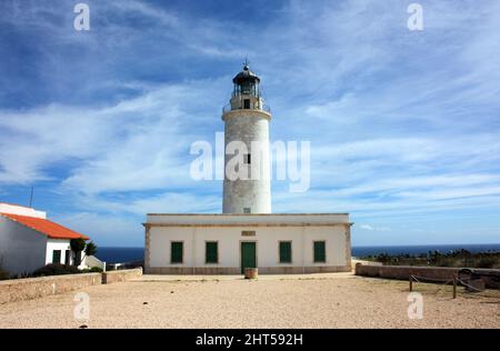 Berühmter Leuchtturm der Mola an einer Küste von formentera von der Vorderseite auf den balearen gesehen Stockfoto