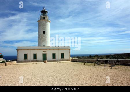 Berühmter Leuchtturm der Mola an einer Küste von formentera von der Vorderseite auf den balearen gesehen Stockfoto