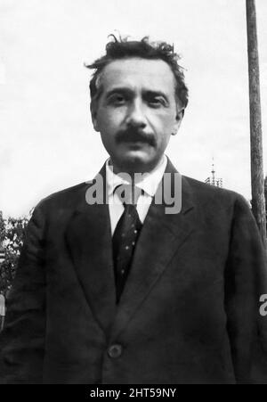 Albert Einstein (1879–1955), in Deutschland geborener theoretischer Physiker, der die Relativitätstheorie entwickelte und 1921 den Nobelpreis für Physik erhielt, in einem Außenportrait c1919. Stockfoto