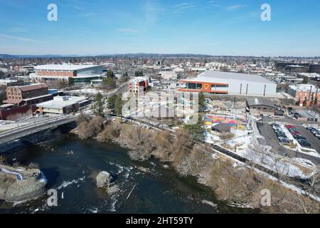 Eine Luftaufnahme des Podests, der Austragungsort der USA Indoor Track and Field Championships (rechts) und der Spokane Veterans Memorial Arena, Samstag, Feb Stockfoto