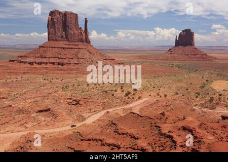 Zwei rote Sandsteinabflüsse im Monument Valley Navajo Tribal Park im Oljato-Monument Valley, Utah, USA Stockfoto
