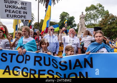 Melbourne, Australien, 27. Februar 2022. Die Protestierenden rufen ihre Unterstützung der Ukraine als Protest zur Unterstützung des Volkes und der Regierung der Ukraine angesichts einer russischen Invasion auf. Die Redner beteten und forderten die Lieferung von Waffen an die Ukraine und die Intervention der NATO und der Ungebundenen Nationen in Melbourne. Quelle: Michael Currie/Speed Media/Alamy Live News Stockfoto