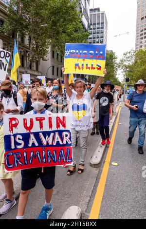 Melbourne, Australien, 27. Februar 2022. Demonstranten marschieren entlang der Collins Street während eines Protestes zur Unterstützung des Volkes und der Regierung der Ukraine angesichts einer russischen Invasion. Die Redner beteten und forderten die Lieferung von Waffen an die Ukraine und die Intervention der NATO und der Ungebundenen Nationen in Melbourne. Quelle: Michael Currie/Speed Media/Alamy Live News Stockfoto