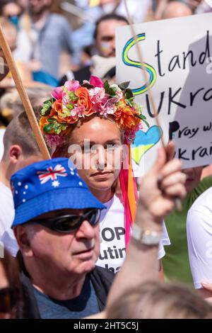 Melbourne, Australien, 27. Februar 2022. Eine Frau in der Menge während eines Protestes zur Unterstützung des Volkes und der Regierung der Ukraine angesichts einer russischen Invasion. Die Redner beteten und forderten die Lieferung von Waffen an die Ukraine und die Intervention der NATO und der Ungebundenen Nationen in Melbourne. Quelle: Michael Currie/Speed Media/Alamy Live News Stockfoto