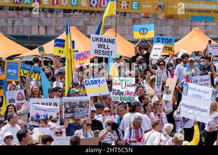 Melbourne, Australien, 27. Februar 2022. Die Menge auf dem Föderationsplatz während eines Protestes zur Unterstützung des Volkes und der Regierung der Ukraine angesichts einer russischen Invasion. Die Redner beteten und forderten die Lieferung von Waffen an die Ukraine und die Intervention der NATO und der Ungebundenen Nationen in Melbourne. Quelle: Michael Currie/Speed Media/Alamy Live News Stockfoto