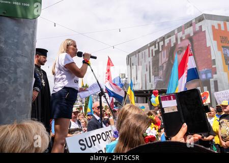 Melbourne, Australien, 27. Februar 2022. Ein Protestführer spricht mit der Menge während eines Protestes zur Unterstützung des Volkes und der Regierung der Ukraine angesichts einer russischen Invasion. Die Redner beteten und forderten die Lieferung von Waffen an die Ukraine und die Intervention der NATO und der Ungebundenen Nationen in Melbourne. Quelle: Michael Currie/Speed Media/Alamy Live News Stockfoto