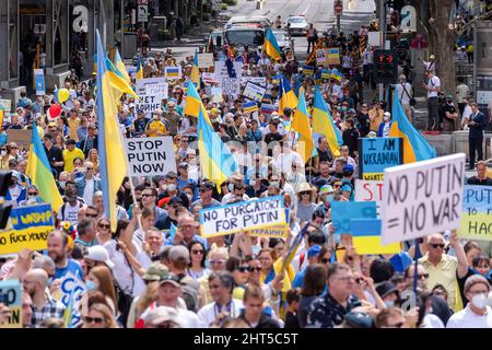 Melbourne, Australien, 27. Februar 2022. Die Menge marschiert entlang der Swanston Street während eines Protestes zur Unterstützung des Volkes und der Regierung der Ukraine angesichts einer russischen Invasion. Die Redner beteten und forderten die Lieferung von Waffen an die Ukraine und die Intervention der NATO und der Ungebundenen Nationen in Melbourne. Quelle: Michael Currie/Speed Media/Alamy Live News Stockfoto