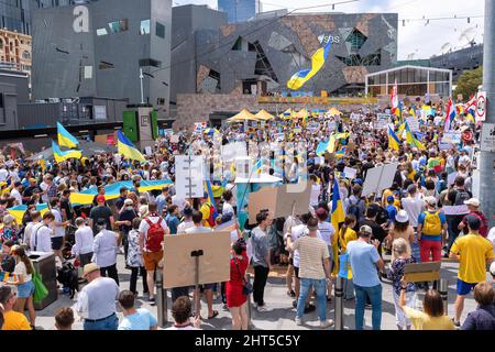 Melbourne, Australien, 27. Februar 2022. Die Menge auf dem Föderationsplatz während eines Protestes zur Unterstützung des Volkes und der Regierung der Ukraine angesichts einer russischen Invasion. Die Redner beteten und forderten die Lieferung von Waffen an die Ukraine und die Intervention der NATO und der Ungebundenen Nationen in Melbourne. Quelle: Michael Currie/Speed Media/Alamy Live News Stockfoto