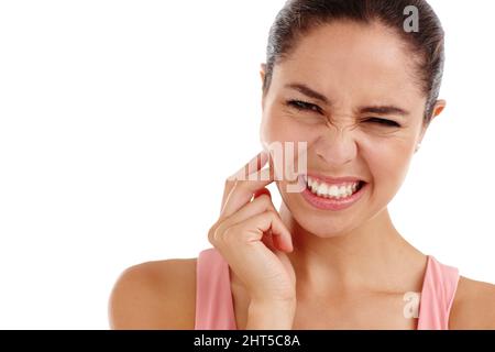Zeit zum Zahnarzt. Ausgeschnittene Aufnahme einer schönen jungen Frau mit körperlichen Schmerzen, die in einem Studio-isoliert auf Weiß steht. Stockfoto