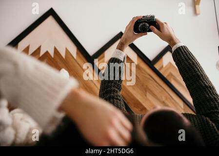Schönes Paar genießen Zeit zusammen in einem Zimmer Stockfoto