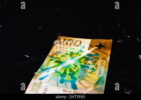 Nahaufnahme einer Schweizer Banknote von 100 auf schwarzer Oberfläche Stockfoto