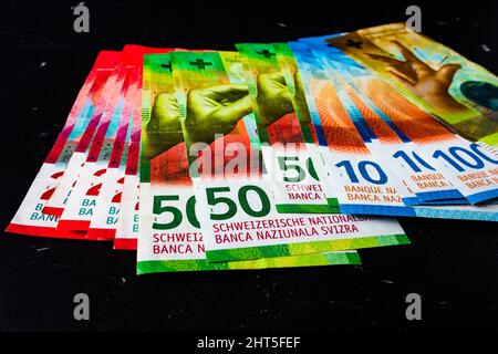 Nahaufnahme von 100, 50 und 20 schweizer Banknoten Stockfoto