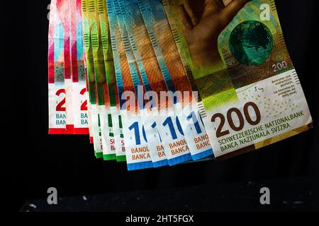 Nahaufnahme von 200, 100, 50 und 20 schweizer Banknoten Stockfoto