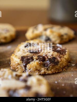 Vertikale Aufnahme von Chocolate Chip Cookies Stockfoto